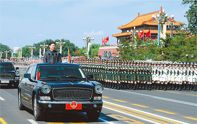 2015年9月3日，纪念中国人民抗日战争暨世界反法西斯战争胜利70周年大会在北京隆重举行。这是习近平检阅受阅部队。新华社记者 李学仁摄
