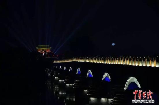 9月15日，中秋节晚上，北京卢沟桥和宛平城亮起灯光，呈现出卢沟晓月的景色。中国青年报·中青在线记者陈剑摄