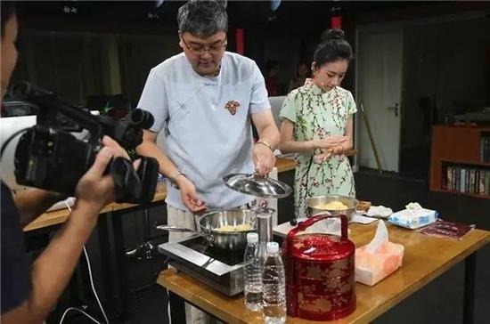 民俗专家姜波在演播厅现场制作月饼，讲解中秋佳节的传统文化 摄影：实习生 韩其臻