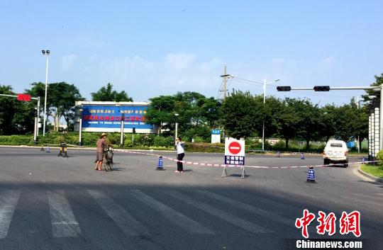 18日上午，事发地附近路段仍处于管制状态。　翟李强　摄
