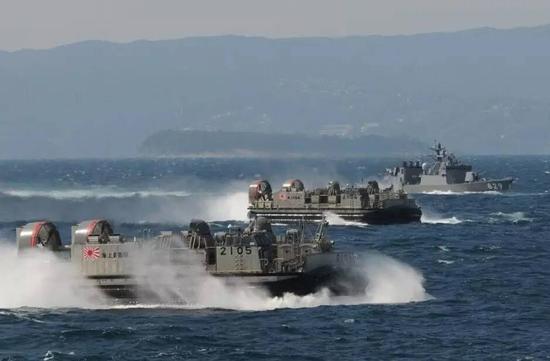 △日本海上自卫队举行阅舰式