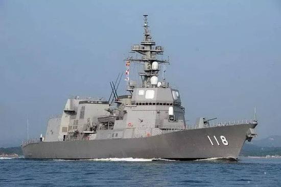 △今年8月，日美海军在南海举行联合军演。图为日本参加演习的海上自卫队秋月级护卫舰“冬月”号。