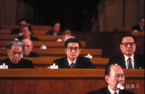 1992年胡锦涛成为了政治局常委中最年轻一位