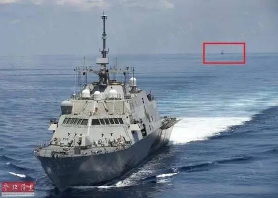 中国海军盐城舰（后方）在南沙海域监视美军“沃斯堡”号战舰。