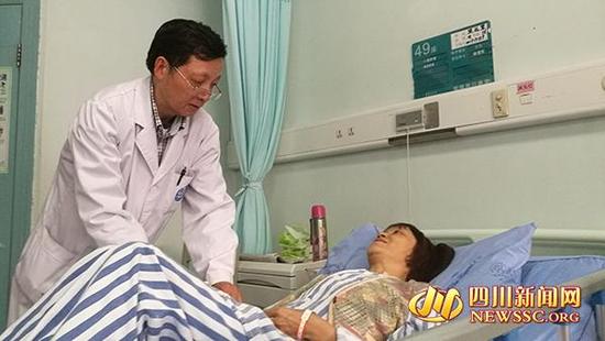 今日下午，方元教授在病房里关心张女士的术后恢复情况。