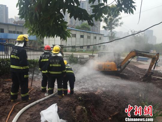 图为消防官兵用水枪稀释燃气浓度。 秦夕晧 摄