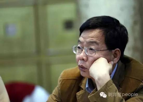 在档案馆工作的陆步轩。图片来自网络。