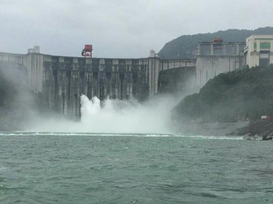 9月20日，清江（长江支流）梯级水电站泄洪。