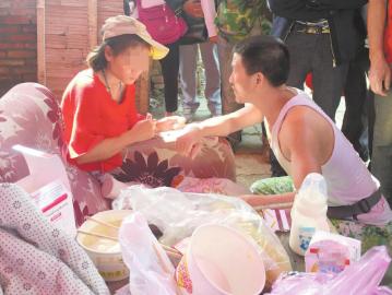 热心市民为产妇母子送来食物和衣物。