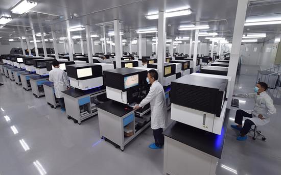 9月6日，工作人员在国家基因库操作基因测序仪。新华社记者 毛思倩 摄