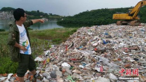 在苏州市西山岛一个风景优美的宕口里面，建筑垃圾、生活垃圾等堆积成山，散发着阵阵恶臭，与周边太湖风光形成了鲜明对比。王津 摄