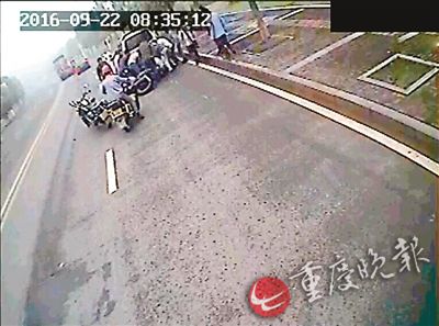 公交车行车记录仪记录抬车救人画面 (本组图片读者提供)