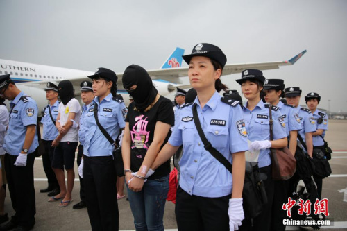 资料图: 近期广东警方将129名电信诈骗嫌疑人押解回广州。 中新社记者 粤警方 摄