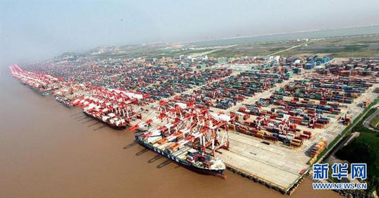 这是航拍的上海自贸区洋山港集装箱码头（2014年9月29日摄）。
