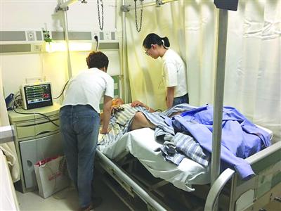 受伤的执法民警毛伟民在医院接受治疗。　/警方供图