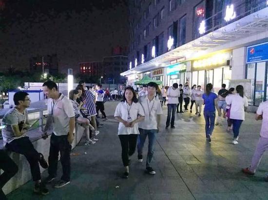 郑州富士康晚上回宿舍的工人情侣。图/易方兴