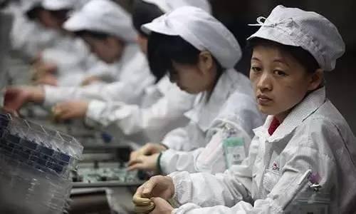富士康流水线上的女工。图/腾讯评论