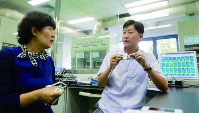 工信部锂离子电池安全标准特别工作组组长何鹏林接受采访  摄/记者 柴程