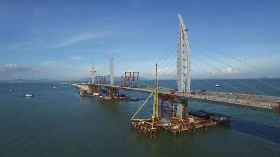 ▲2016年06月29日，港珠澳大桥主体桥梁合龙，9月25日，桥梁主体工程的最后一道工序——伸缩缝的安装完成。