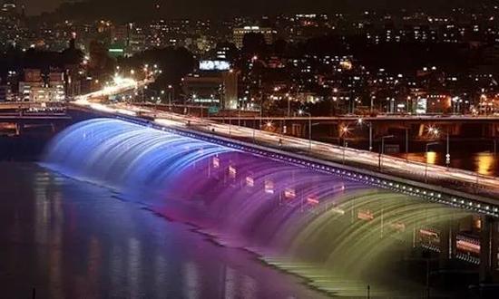 ��  2008��9��9�գ������׶��׶��İ��´�����������������������లװ��10000����Ȫ�ڡ��Ľ����������ڶ��ο�ǰ���ۿ�����ÿ����������ˮ������Ȫ���š�