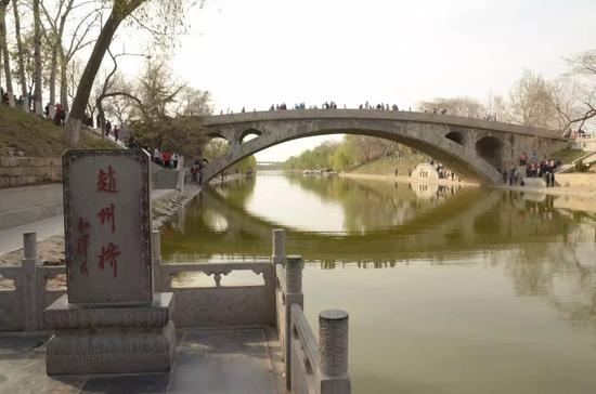 赵州桥坐落在河北省赵县洨河上，横跨37米多宽的河面，因桥体全部用石料建成，俗称“大石桥”。赵州桥建于隋朝年间公元595年——605年，由著名匠师李春设计建造，距今已有1400多年的历史，是当今世界上现存最早、保存最完整的古代单孔敞肩石拱桥。