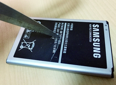用利器轻戳几下，手机电池表面就出现了发热现象  摄/记者 张群琛
