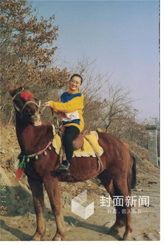 （1994年11月26日 夏宗伟等员工周末陪同牟其中游览北京八大处留影）