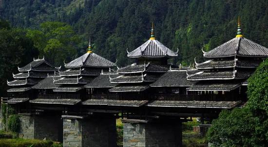 △  风雨桥是侗族的特色建筑。