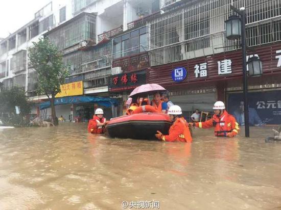 福建台风来袭小区积水过胸 民众乘橡皮艇转移
