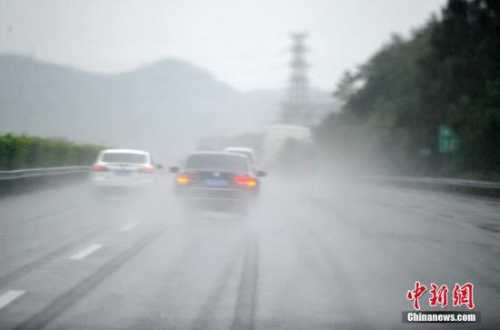 9月27日，强台风“鲇鱼”给福建莆田带来了强降雨，车辆纷纷减速行驶。中新社记者 张斌 摄