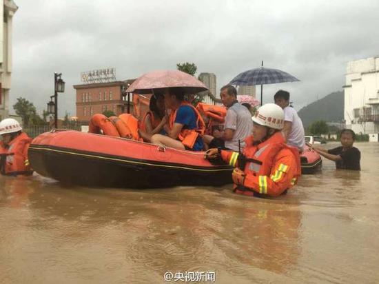 福建台风来袭小区积水过胸 民众乘橡皮艇转移