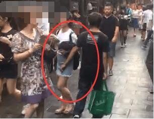 武昌户部巷现猥琐大叔 对女游客伸数十次咸猪手