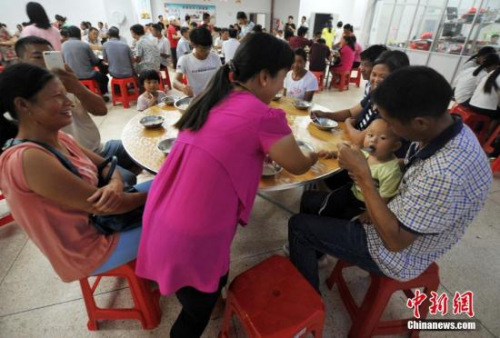 9月27日，福建晋江围头镇一些住在危险地带及棚户区的180余人被转移安置在晋江石圳华侨中学应急安置点，正在用晚餐。