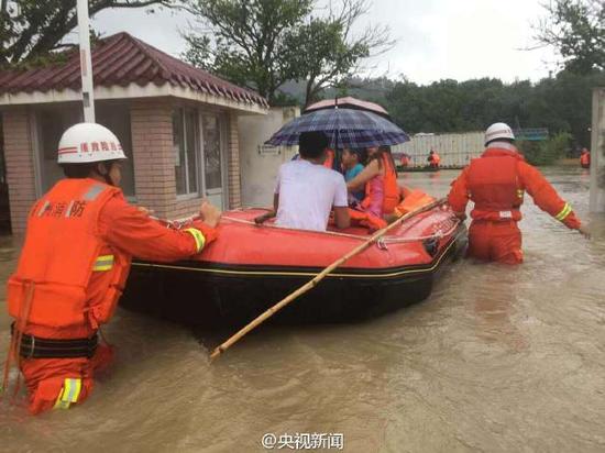 福建台风来袭小区积水过胸 民众乘橡皮艇转移