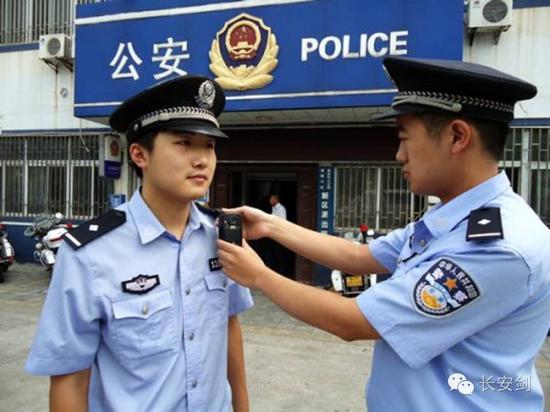 （图：除特殊情况外，“执法记录仪”成为处警时的标配。）