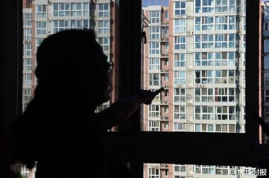 通州一小区住户玻璃惊现“弹孔” 