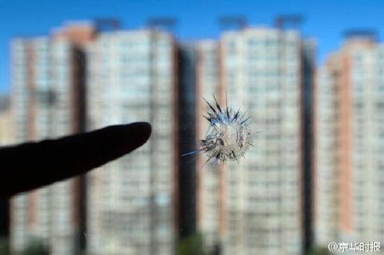 通州一小区住户玻璃惊现“弹孔”