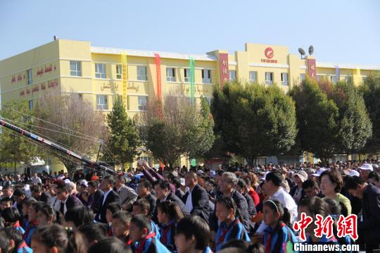 西北五省区“花儿”演唱会暨第五届新疆回族花儿邀请赛27日在伊犁哈萨克自治州伊宁县愉群翁回族乡举行。当日的演出在室外的舞台,所有的观众无论官员和普通群众都坐小板凳观看。 朱景朝 摄