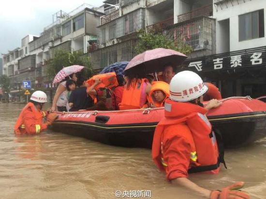 福建台风来袭小区积水过胸 民众乘橡皮艇转移