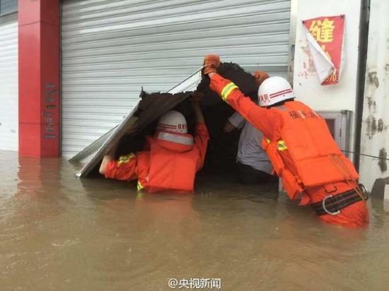 福建台风来袭小区积水过胸 民众乘橡皮艇转移