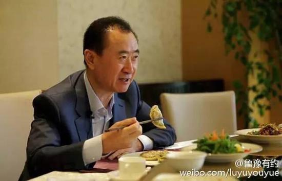 王健林接受陈鲁豫采访现场。