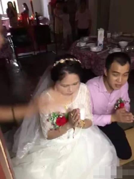 新郎风雨中坐船接亲 台风也拦不住娶老婆(图)