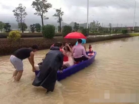 新郎风雨中坐船接亲 台风也拦不住娶老婆(图)