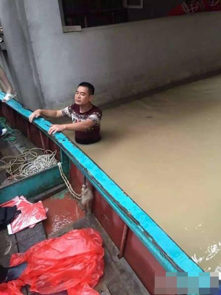 新郎风雨中坐船接亲 台风也拦不住娶老婆(图)