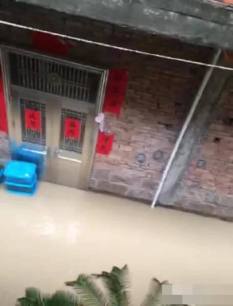 新郎风雨中坐船接亲 台风也拦不住娶老婆(图)