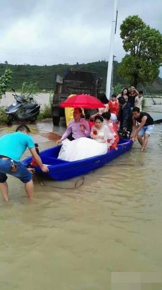 新郎风雨中坐船接亲 台风也拦不住娶老婆(图)