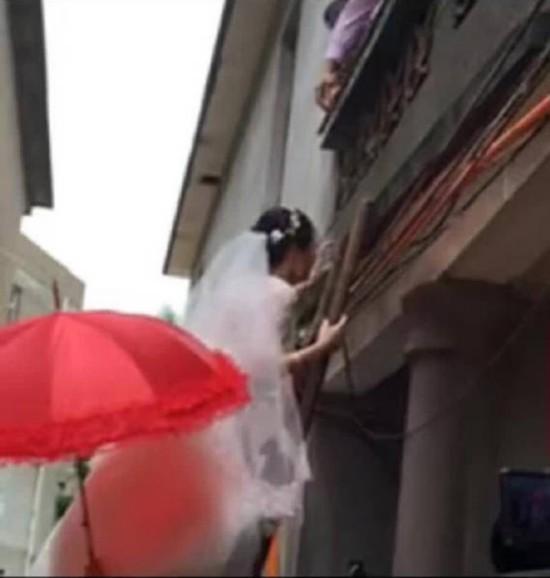 新郎风雨中坐船接亲 台风也拦不住娶老婆(图)