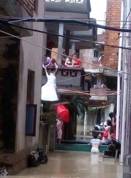 新郎风雨中坐船接亲 台风也拦不住娶老婆(图)