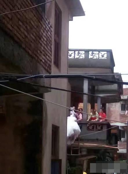 新郎风雨中坐船接亲 台风也拦不住娶老婆(图)