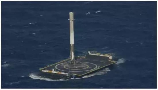 Space X完成世界首次海上回收火箭。